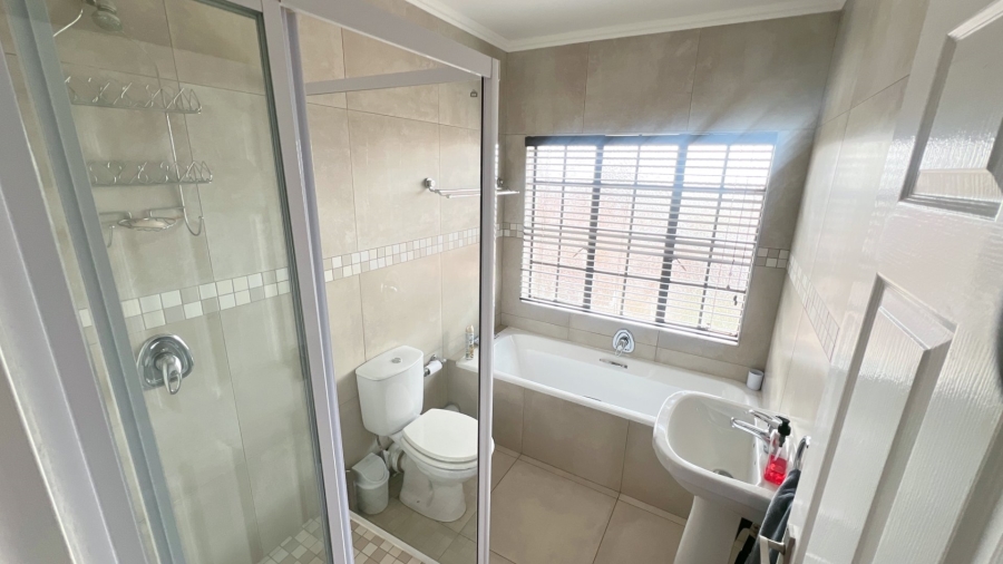 3 Bedroom Property for Sale in Langenhovenpark Free State